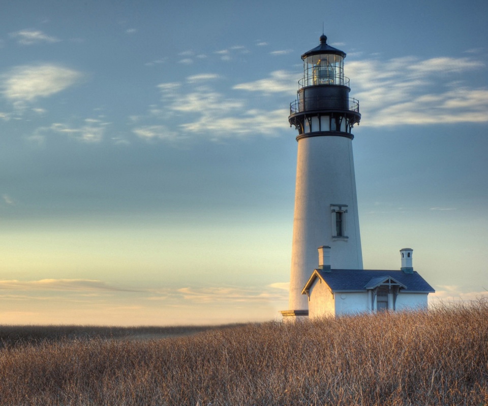 Маяк в поле обои