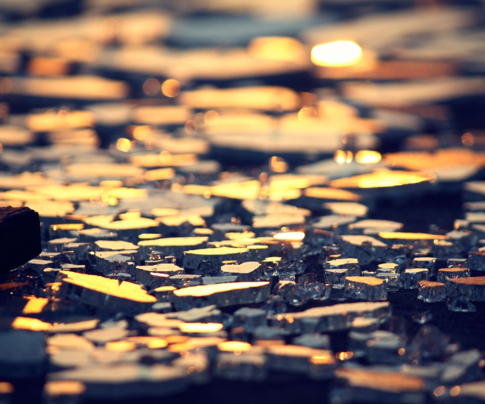 Битое стекло в лучах солнца обои