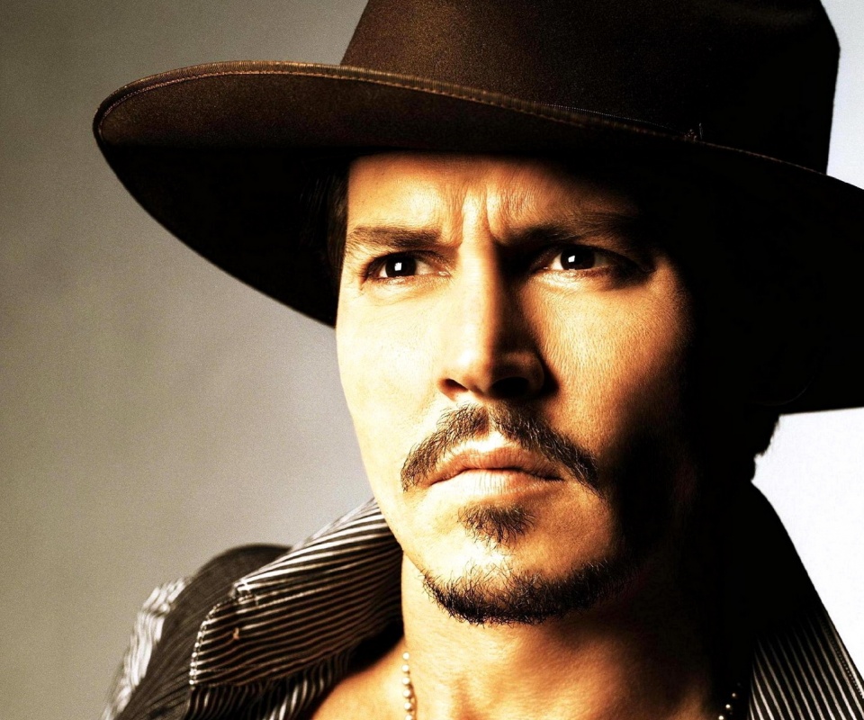 Актер Джонни Депп в широкополой шляпе обои