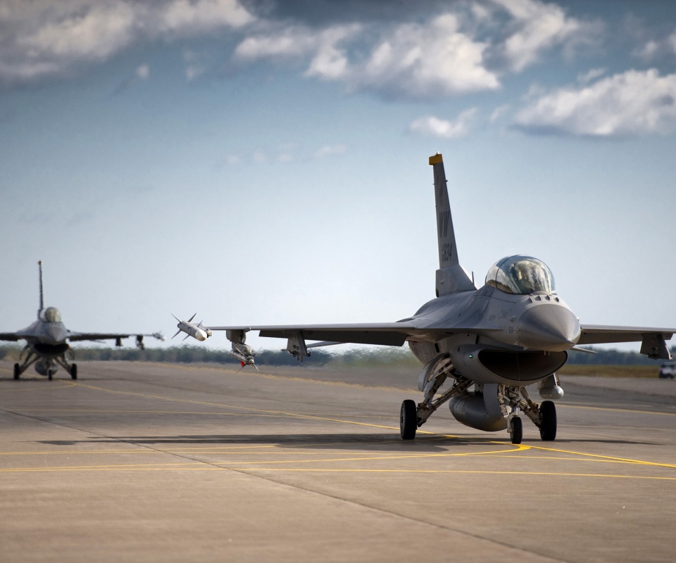 Истребители f16 Falcon на взлетной полосе обои