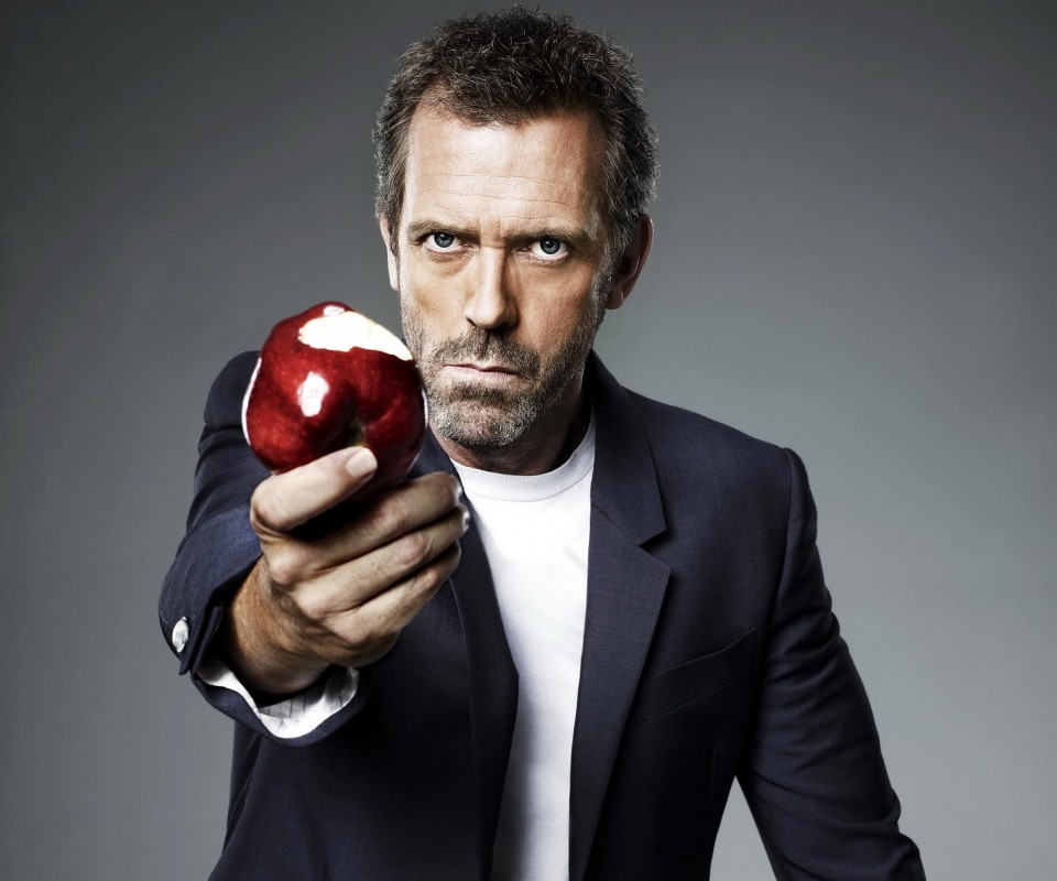 Доктор Хаус с яблоком в руке обои