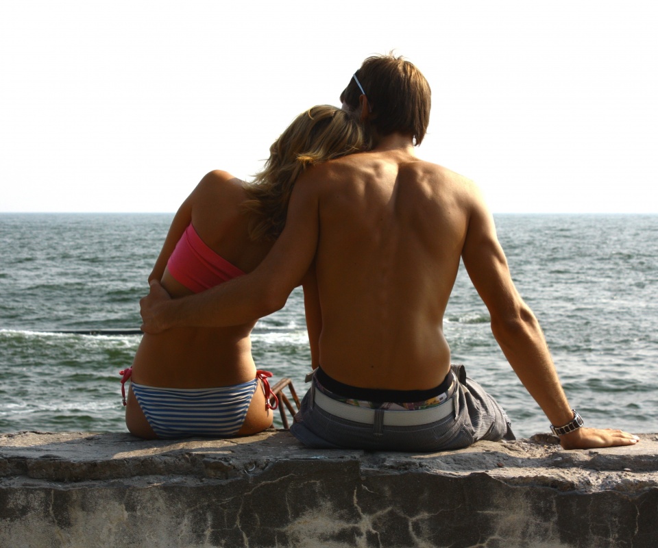 Девушка и парень у моря обои