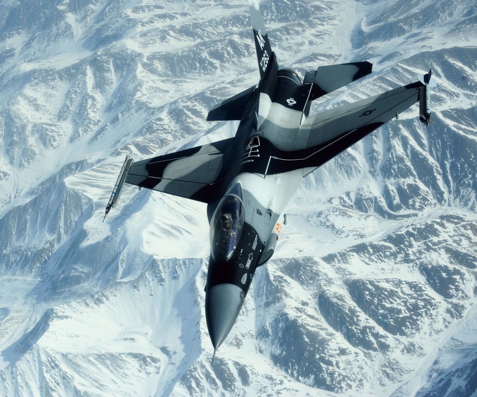 Истребитель над снежными пиками гор обои