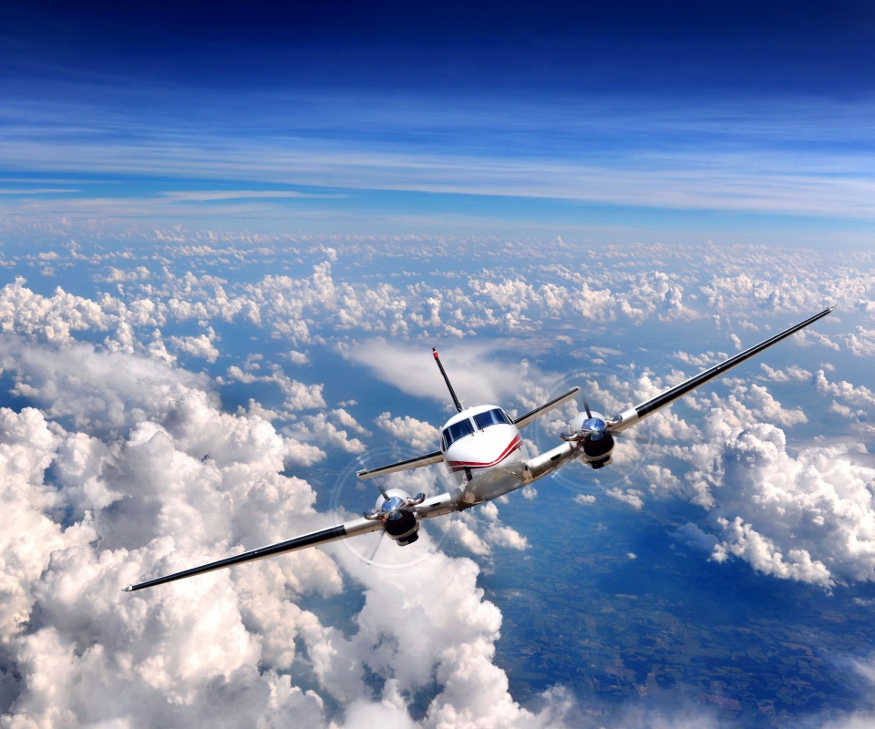 Самолет над облаками обои