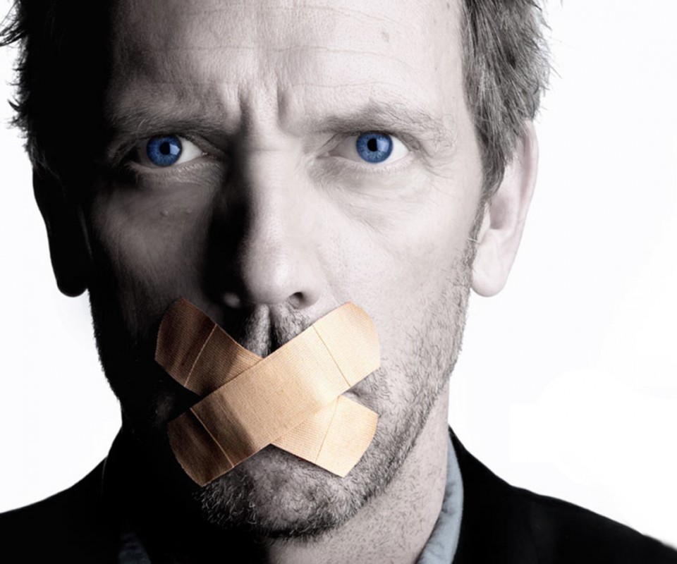 Хаус с пластырем на рту обои