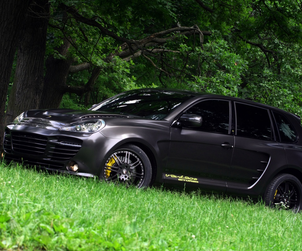 Концепт внедорожника в лесу обои