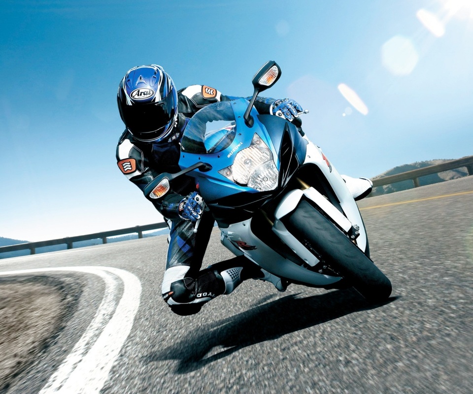 Мотоциклист на повороте обои