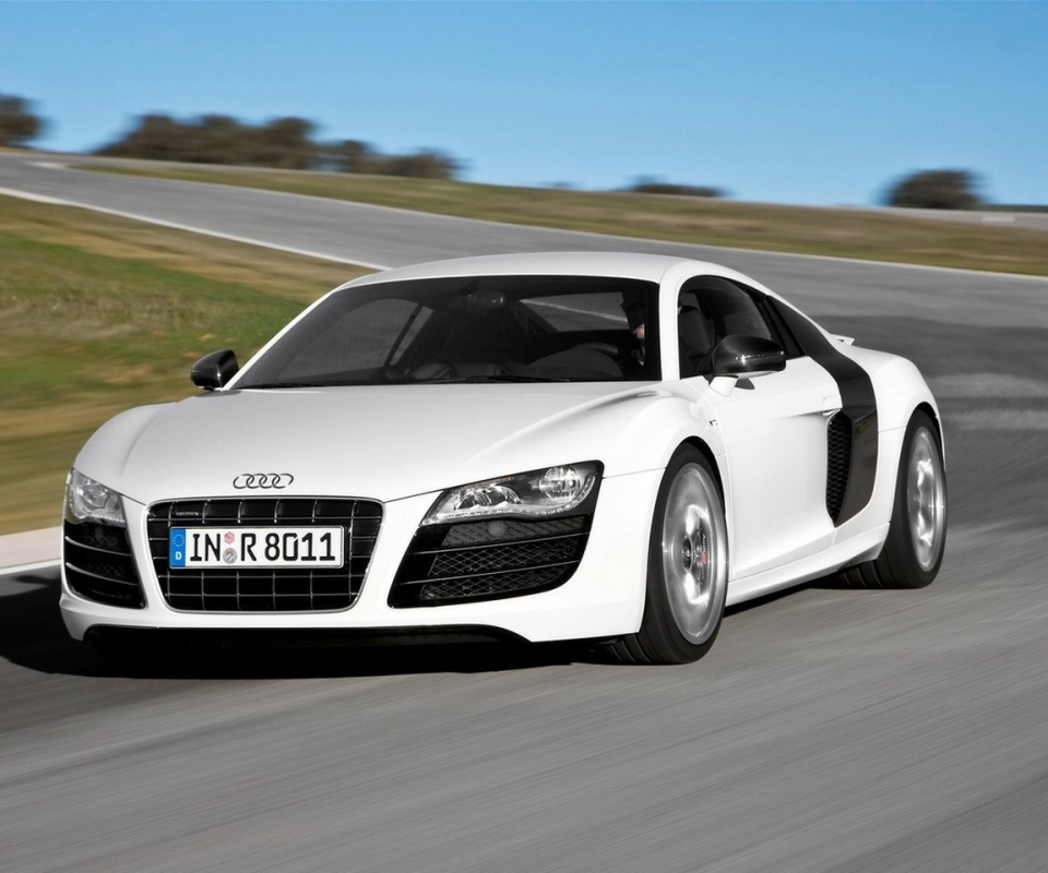 Белый Audi на повороте обои