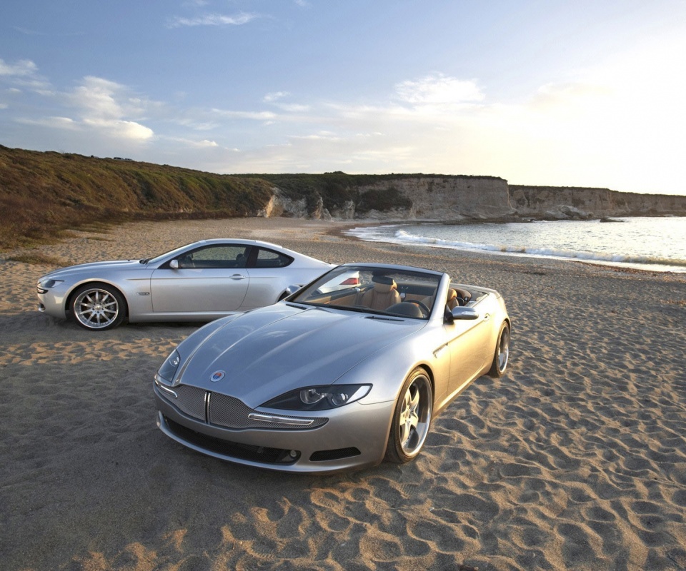 Два спорткара на берегу моря обои