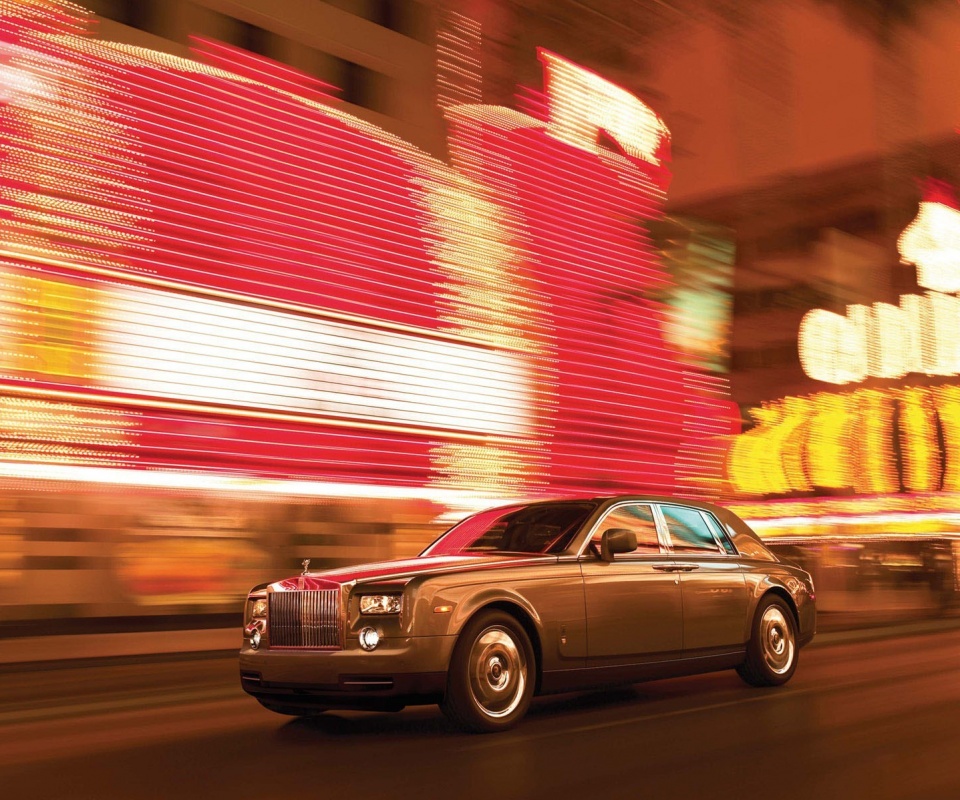 Rolls-Royce Phantom едет через город обои