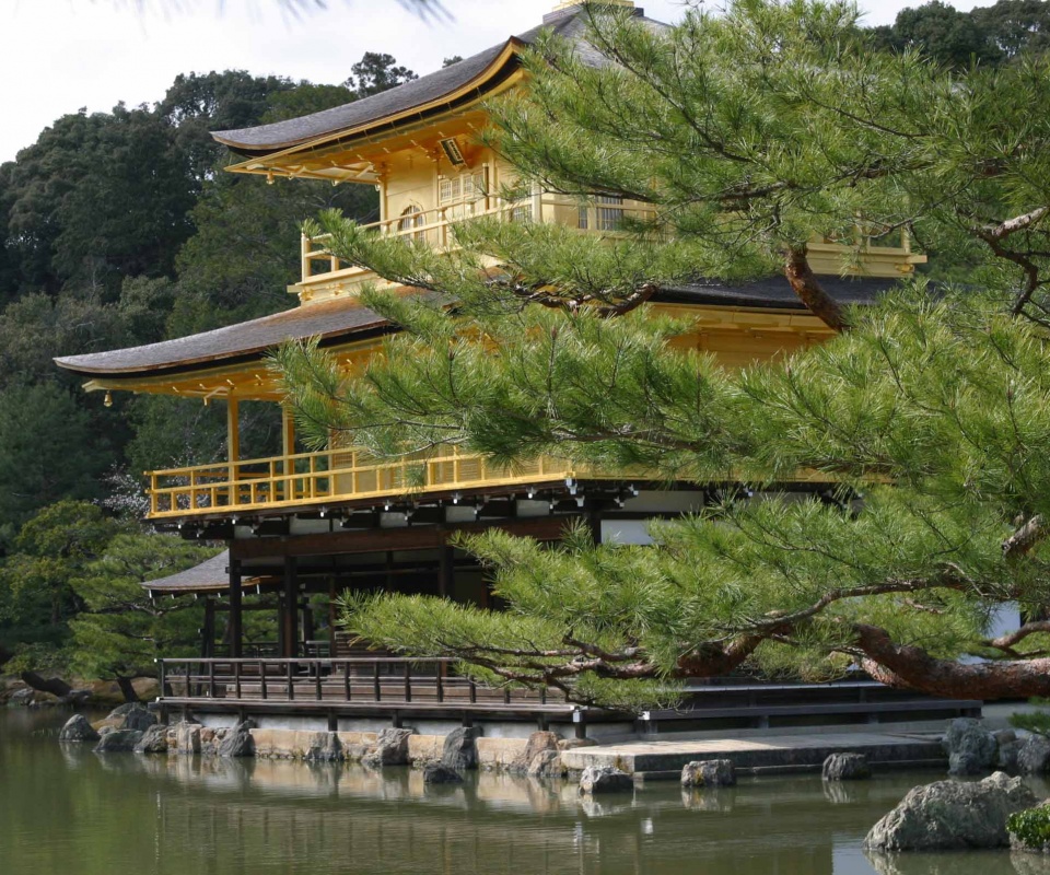 Пагода на берегу озера обои