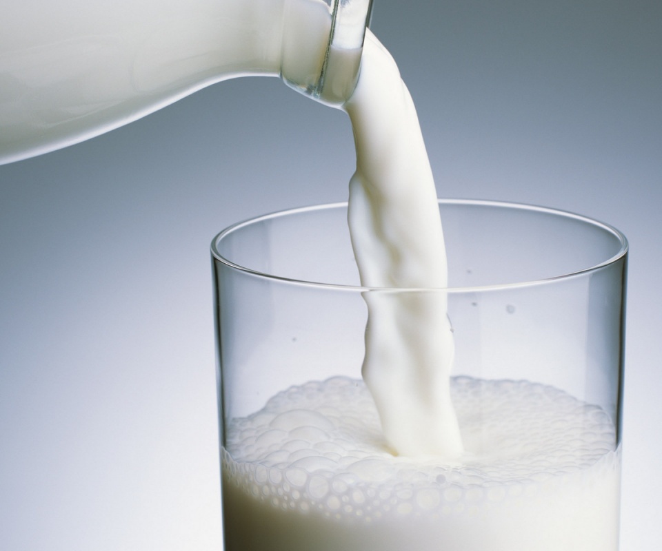 Молоко наливают в стакан обои