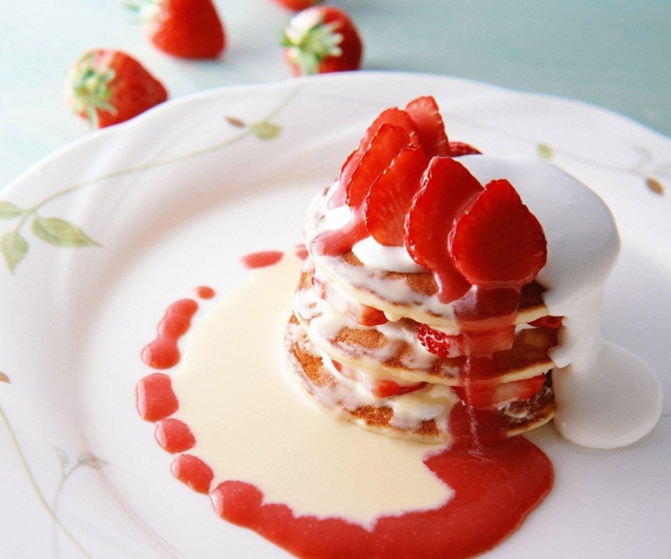 Блинчики с клубникой обои