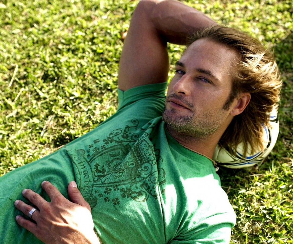 Джош Холлоуэй с мячом обои