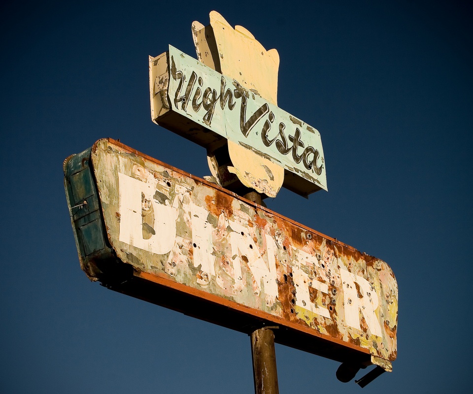 Вывеска заброшенного ресторанчика обои