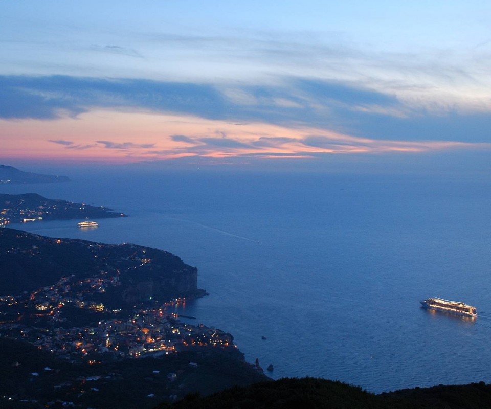 Городок у моря обои