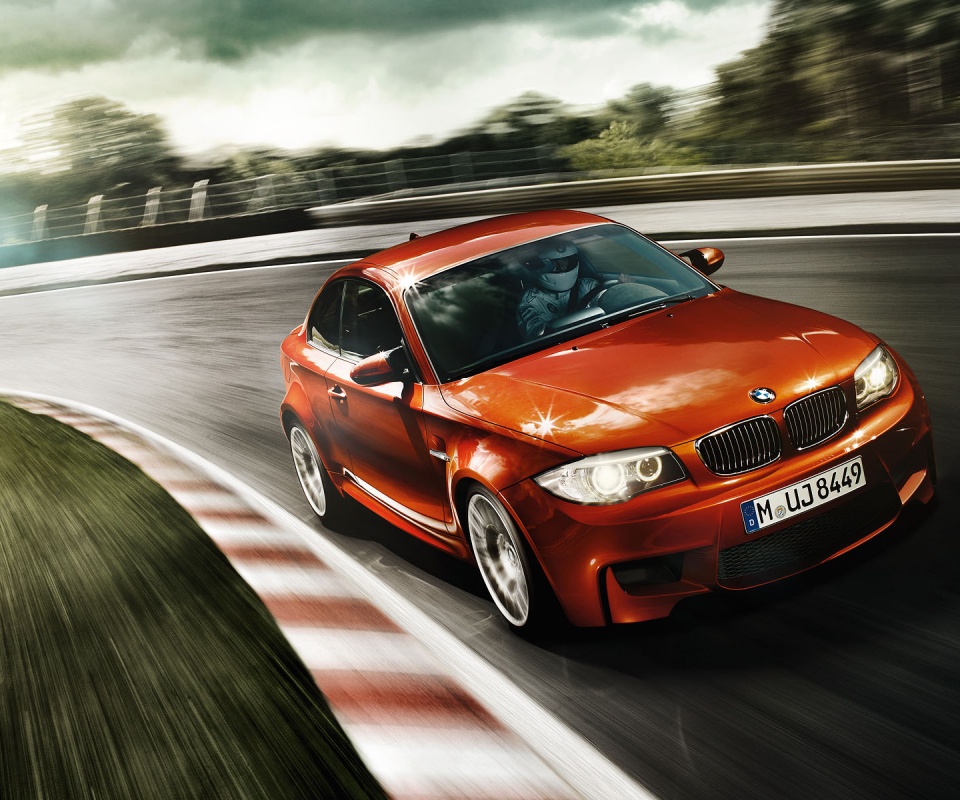 Гонщик за рулем BMW M1 обои