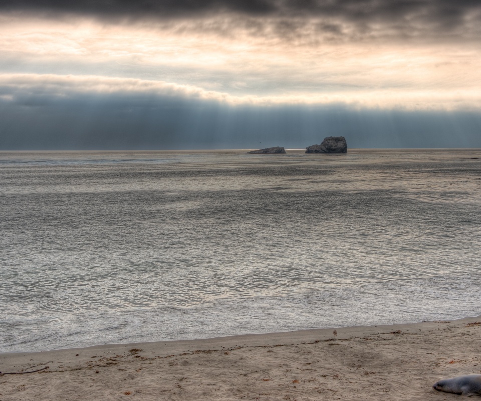 Пляж на фоне светящегосы неба обои