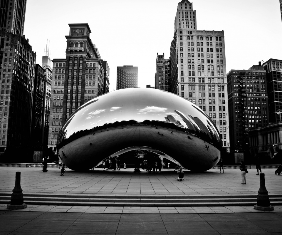 Отражение города в зеркальном монументе обои