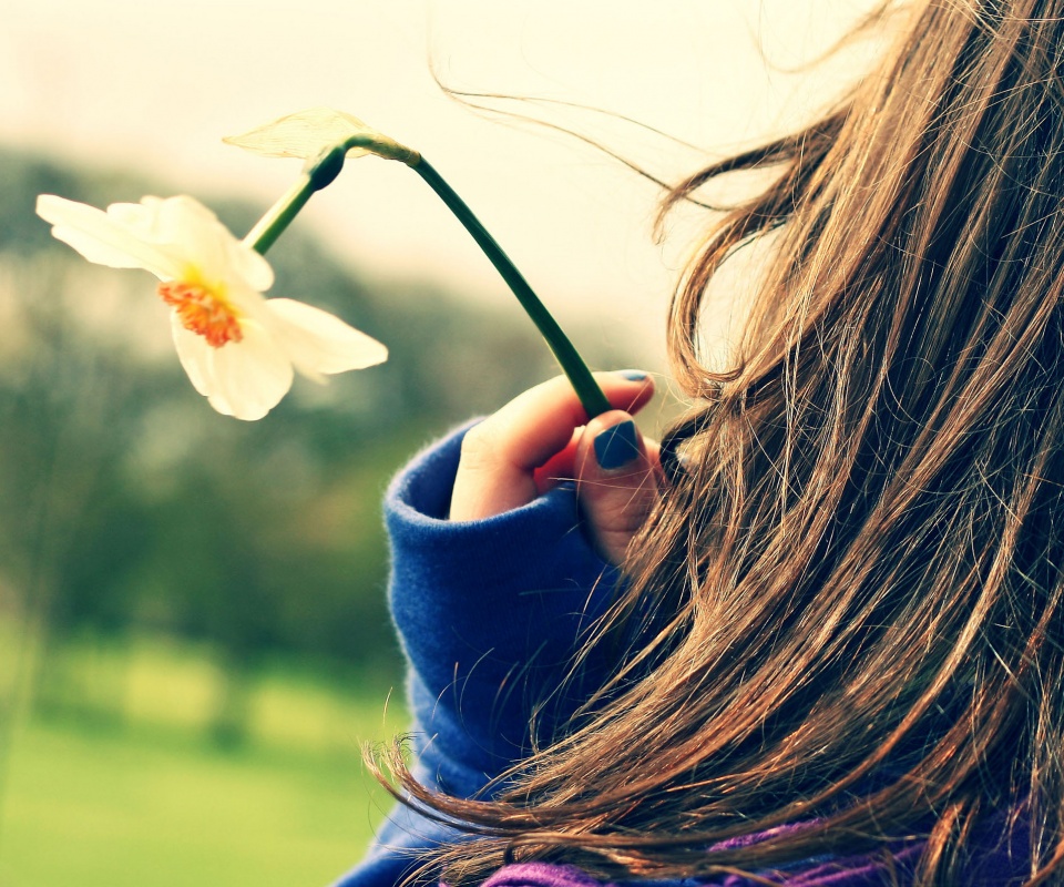 Девушка с нарциссом в руке обои