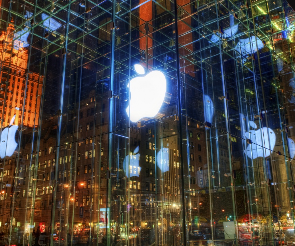 Отражение логотипа Apple в стеклянном здании обои