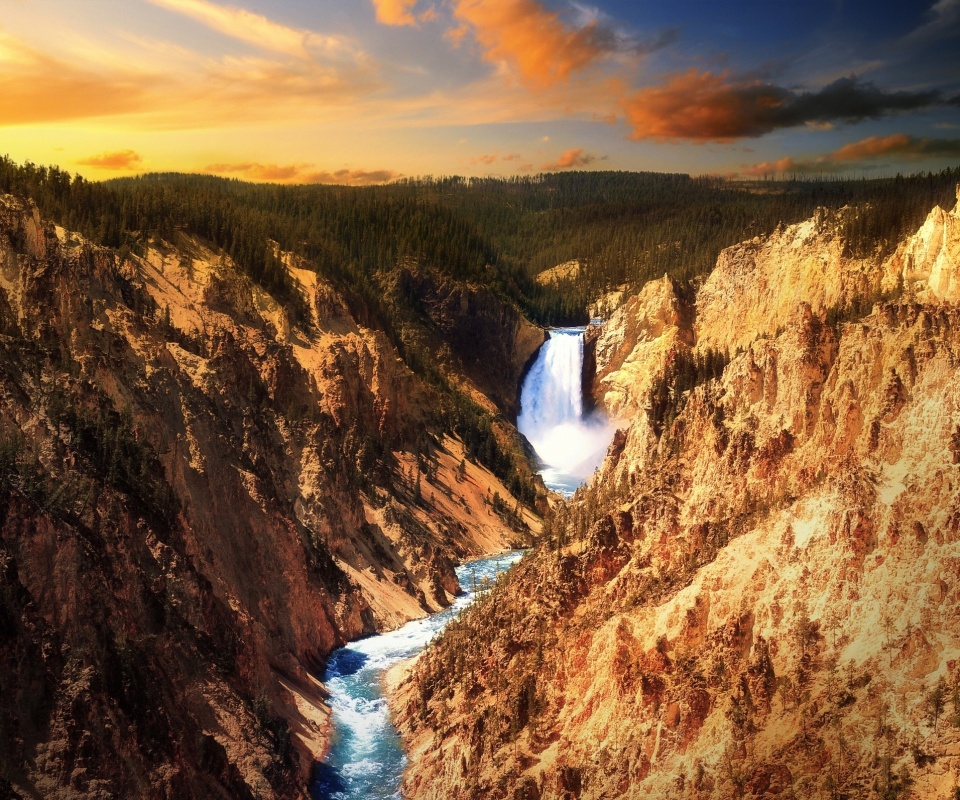 Водопад в скалистой местности обои