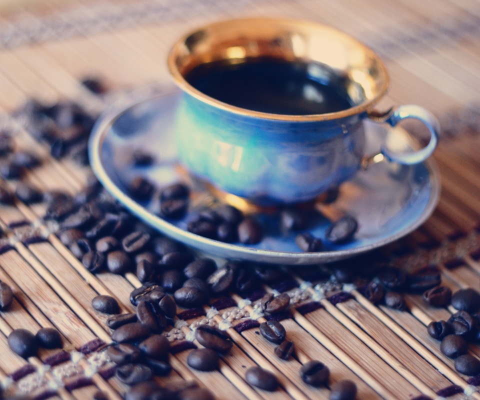 Чашка кофе и немного зерен обои