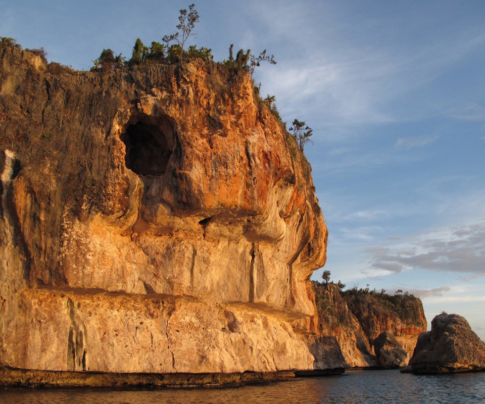 Пещера в скале над морем обои