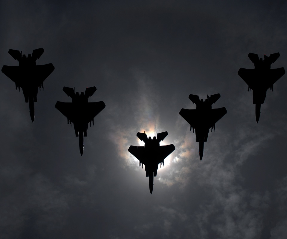 Ряд истрибителей на фоне солнца обои