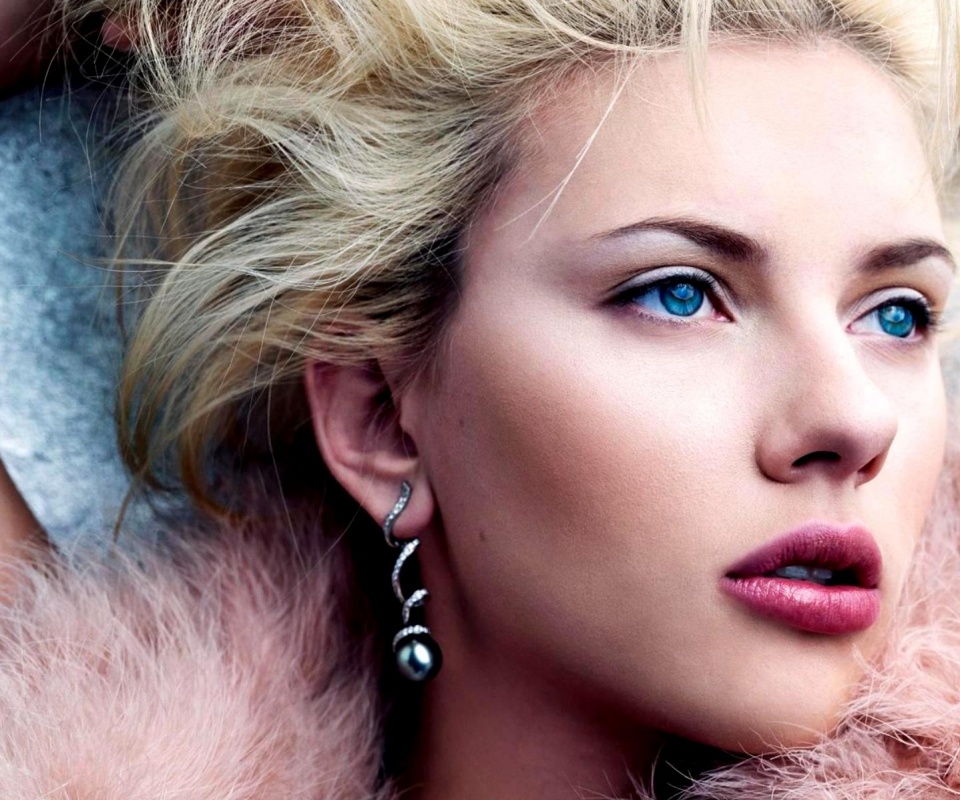 Скарлет Йохансон со змеиными серьгами обои