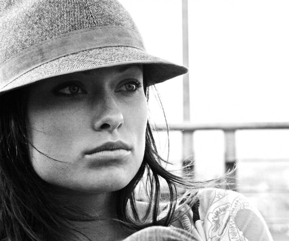 Оливия Уайлд в шикарной шляпе обои