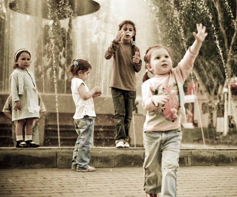 Дети у фонтана обои