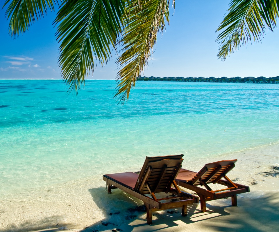 Шезлонги у самой воды обои