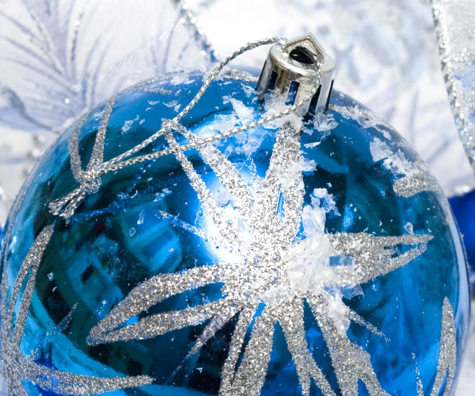 Синий елочный шар обои