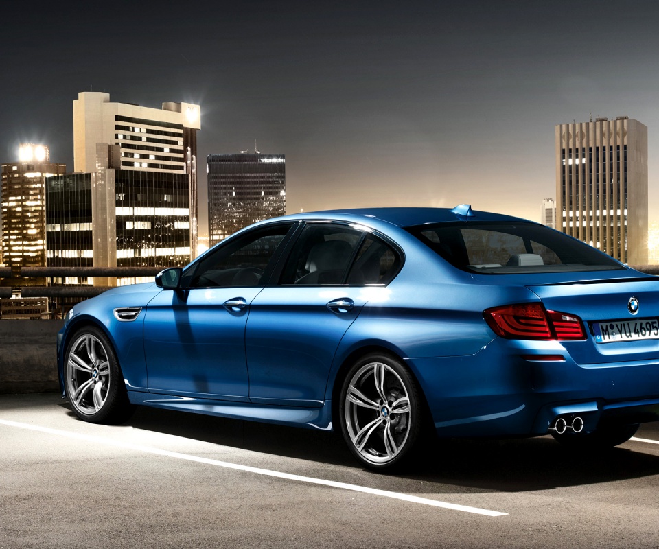 BMW F10 на городской парковке обои