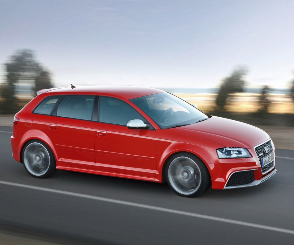 Красная Audi модели RS3 на дороге обои