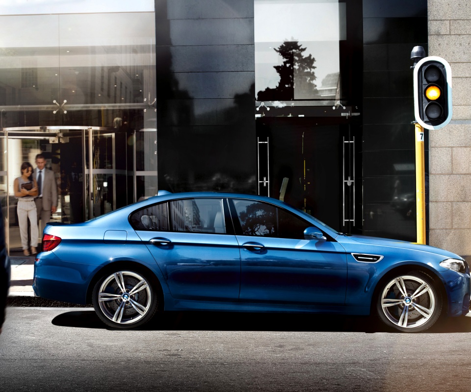 BMW F10 на светофоре обои