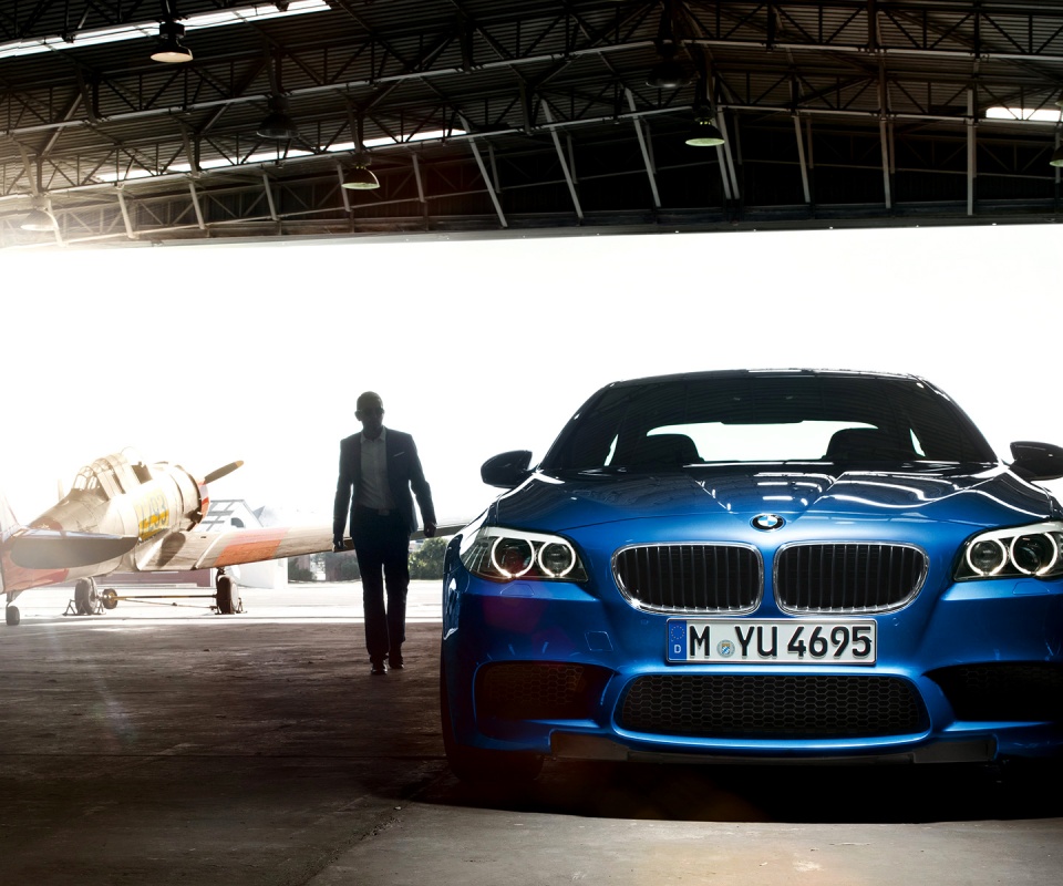 BMW F10 в ангаре обои