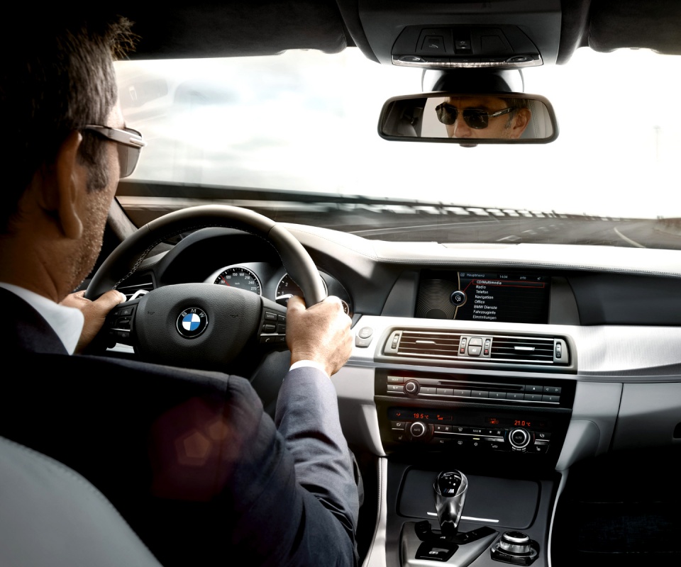 За рулём BMW F10 обои