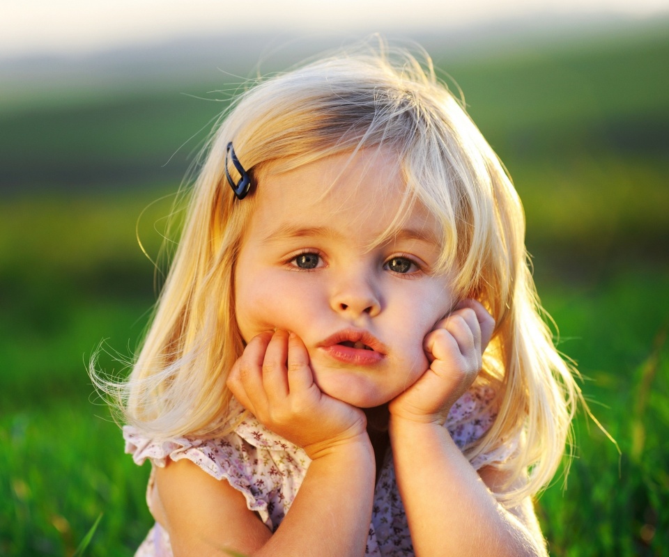 Малышка грустит обои
