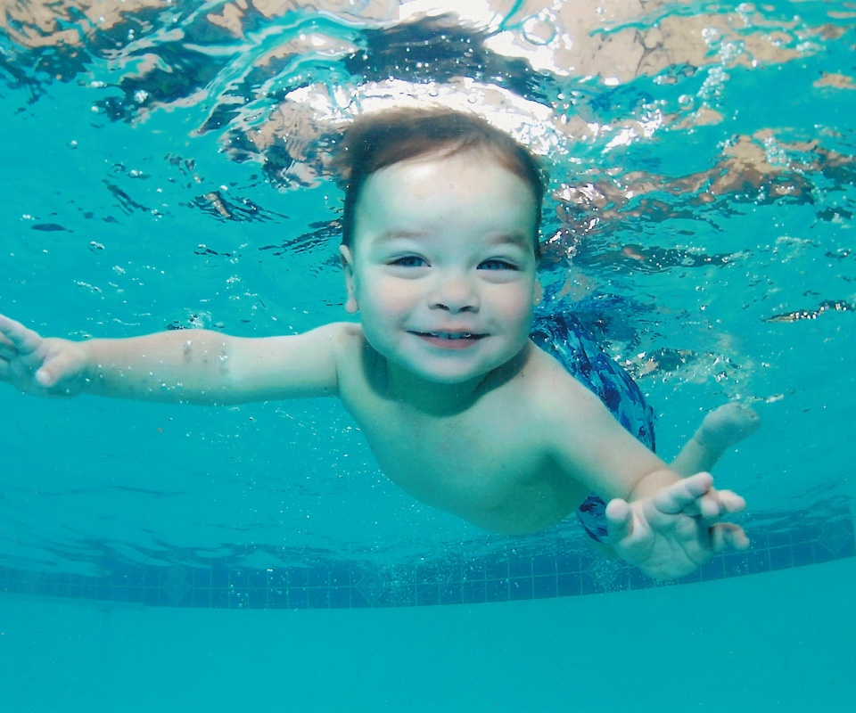 Маленький пловец обои