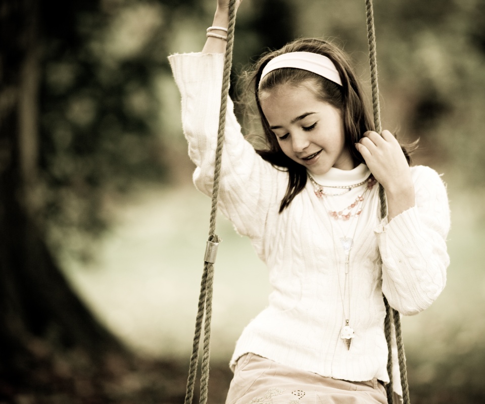 Девочка на качелях обои