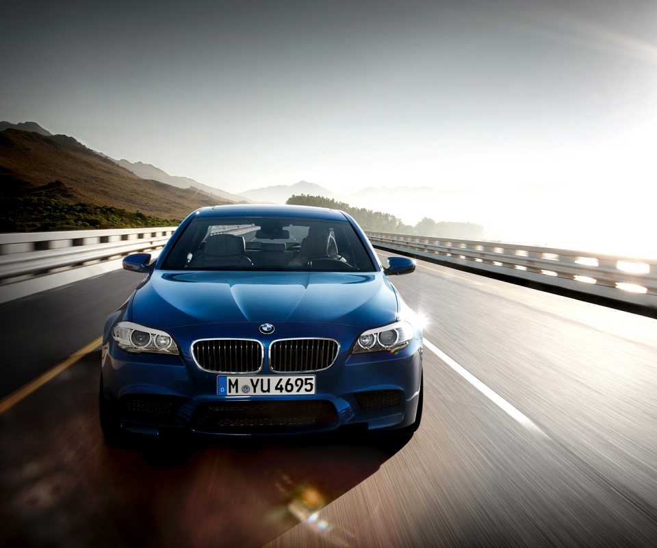 Синий БМВ на дороге обои