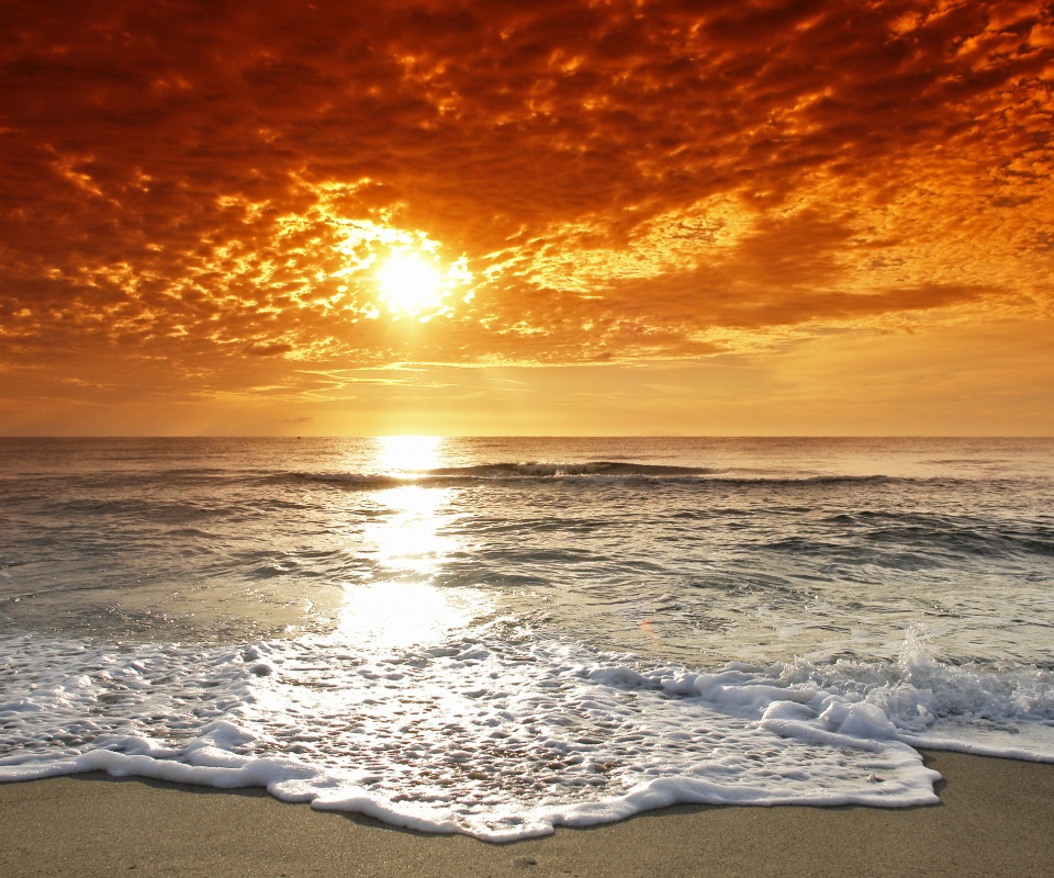 Берег моря в лучах заката обои