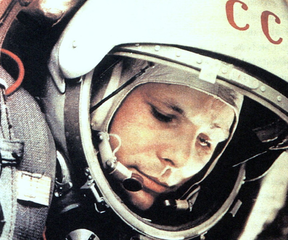 Юрий Гагарин в скафандре обои