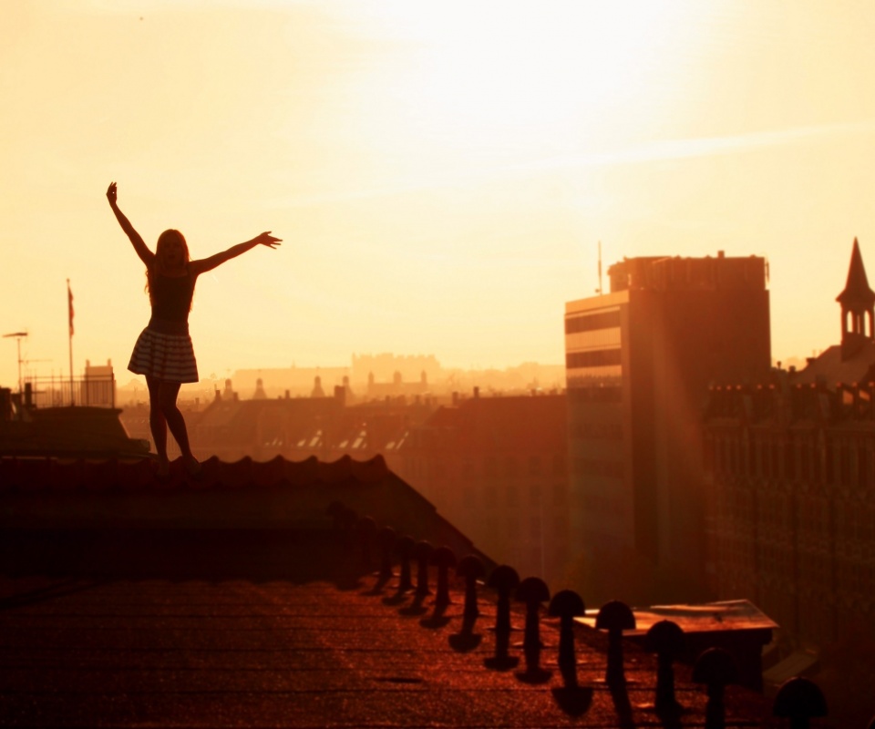 Девушка на крыше обои