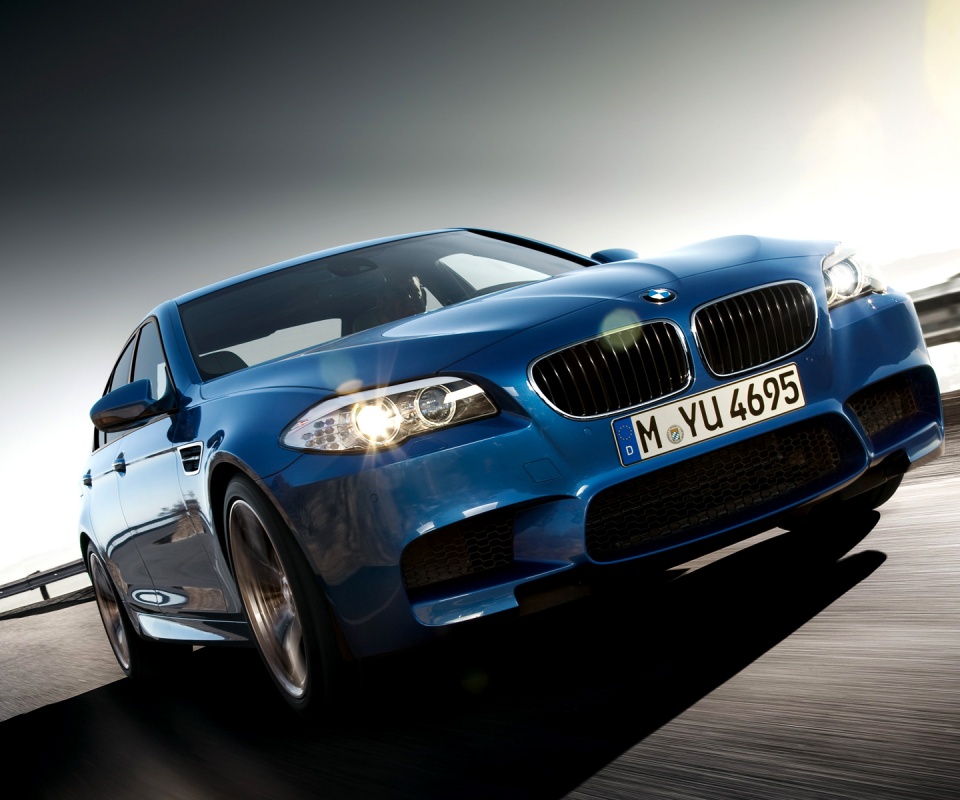 Синий БМВ на трассе обои