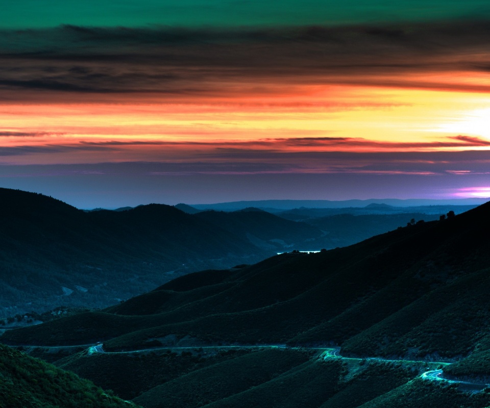 Дорога спускается с гор в долину обои