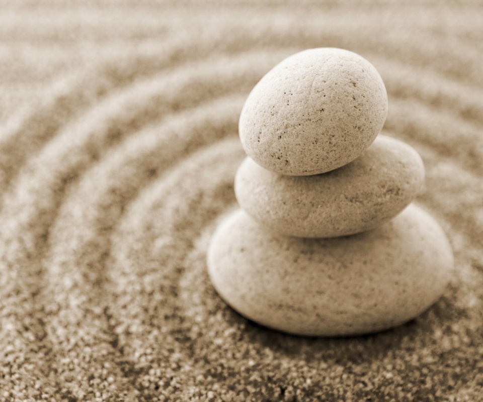 Пирамидка в саду камней обои