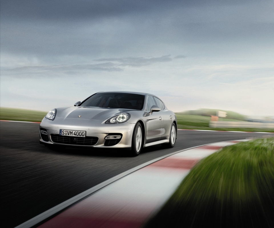 Автомобиль на треке обои